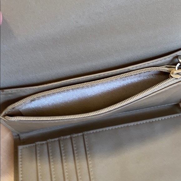 Villager ‘It Wristlet’ - Picture 5 of 10